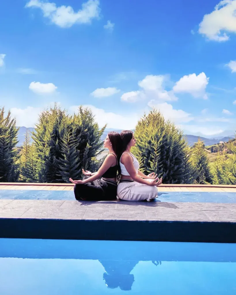 Pareja de chicas meditando en Dythara Bootcamp campamento de coaching intensivo